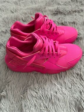 Nike Huarache Run GS (6.5Y) shoes in a bright "Laser Fuchsia" pink colorway,